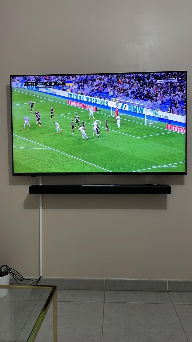 Verified subscriber Luisa B. from Lisbon, Portugal reviewing xtreme hd iptv